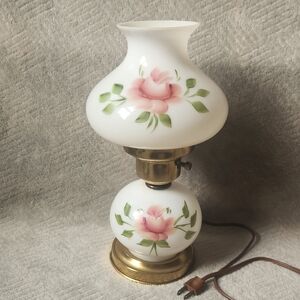 Vintage, Classic Rose-Pattern White Glass Table 3 Setting light, Lamp